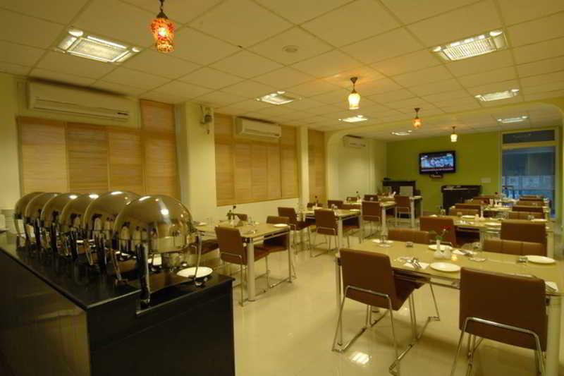 Clarks Inn Nehru Place Yeni Delhi Dış mekan fotoğraf